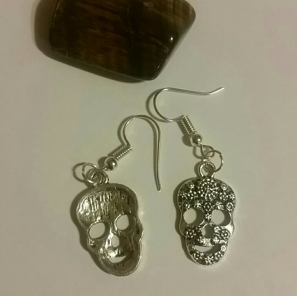 skull dangle earrings - Picture 2 of 2